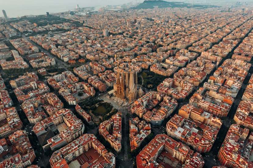 Vista aérea del Eixample de Barcelona con la Sagrada Família